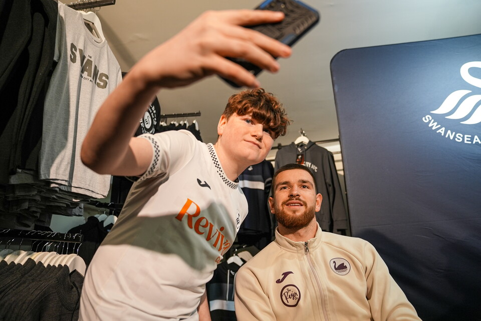 Gallery | Club Shop signing